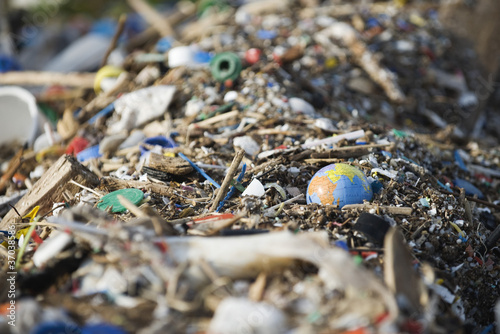 Foto: Globe in midst of landfill trash Globe in midst of landfill trash