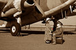 Foto: Wife saying good bye to pilot husband Wife saying good bye to pilot husband