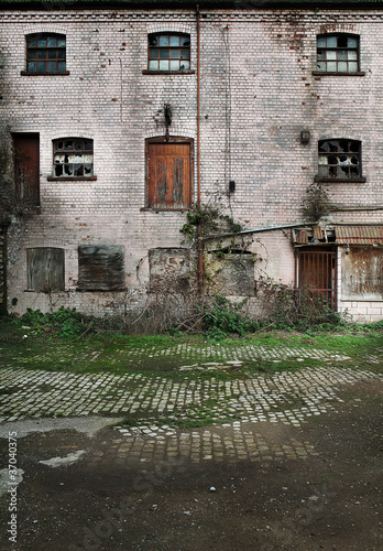 Foto: disused warehouse disused warehouse