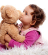 fillette et son ours en peluche