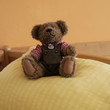 Bett im Pflegeheim mit Stoffbär