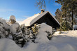 Haus in den Bergen im Winter