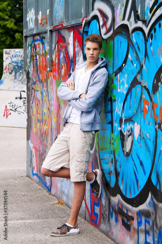 Foto: Cool blickender Jugendlicher Mann Cool blickender Jugendlicher Mann