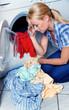 Hausfrau mit Waschmaschine