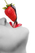 Foto: girl eating strawberry with chocolate sauc girl eating strawberry with chocolate sauc