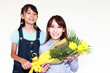 母の日に花束を贈る女の子