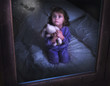 Photo: Bambina con orsacchiotto che guarda Babbo Natale dalla finestra Bambina con orsacchiotto che guarda Babbo Natale dalla finestra