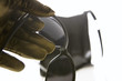 Sonnenbrille mit Lederhandschuh