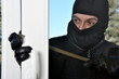 Photo: Einbrecher stemmt Fenster auf Einbrecher stemmt Fenster auf