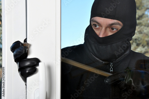 Foto: Einbrecher stemmt Fenster auf Einbrecher stemmt Fenster auf