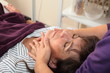 Frau entspannt beim Wellness Gesichtsmassage