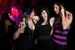 Foto: Friends calling a cab for a drunk friend at a bar Friends calling a cab for a drunk friend at a bar