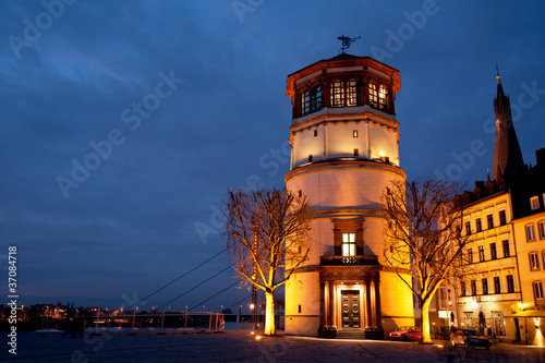 Foto: Schlossturm tower in Old City (Altstadt) Dusseldorf at night Schlossturm tower in Old City (Altstadt) Dusseldorf at night