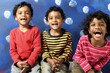 ritratti di tre bambini che ridono