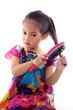 enfant se brosse les cheveux