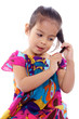 petite fille qui se brosse les cheveux