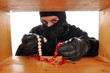 Dieb stiehlt Schmuck aus Regal