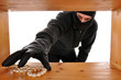 Dieb stiehlt Schmuck aus Regal