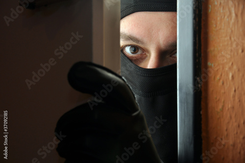 Photo: Einbrecher öffnet Tür Einbrecher öffnet Tür