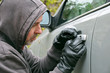 Photo: Autodieb knackt Türschloss Autodieb knackt Türschloss
