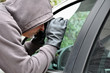 Dieb schaut durch Autoscheibe