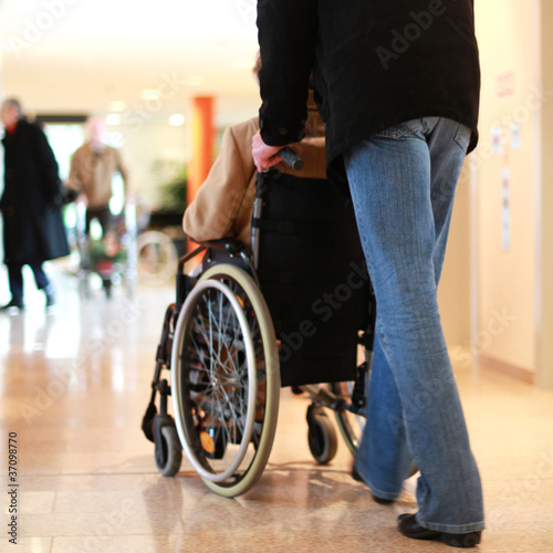 Photo: Rollstuhl im Pflegeheim Rollstuhl im Pflegeheim