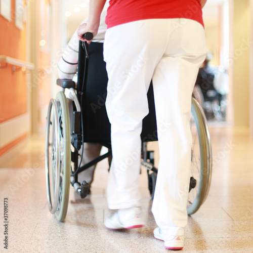 Foto: Rollstuhl im Pflegeheim Rollstuhl im Pflegeheim