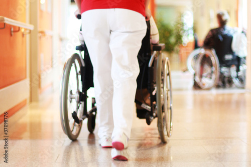 Photo: Rollstuhl im Pflegeheim Rollstuhl im Pflegeheim