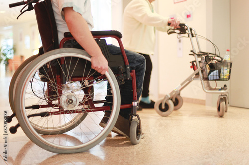 Foto: Rollstuhl und Rollator Rollstuhl und Rollator