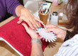 Farbberatung Fingernägel mit Mustertafel im Nagelstudio