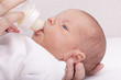Studioaufnahme - Mutter füttert ihr Baby