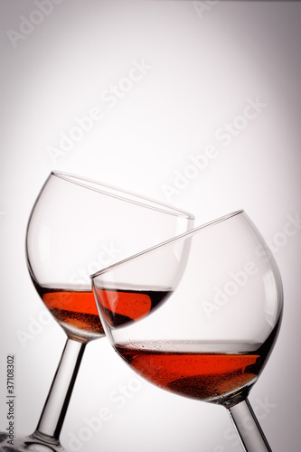 Photo: Zwei Weingläser mit kühlem Rosé und Vignette Zwei Weingläser mit kühlem Rosé und Vignette