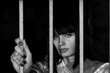 Ragazza dietro le sbarre