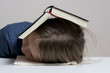 Foto: schlafen mit Buch überm Kopf schlafen mit Buch überm Kopf