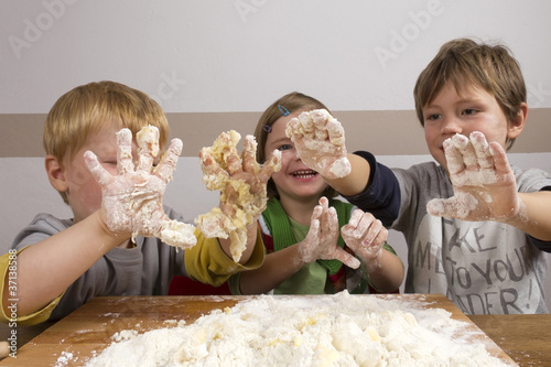 Foto: Kinder kneten Teig Kinder kneten Teig