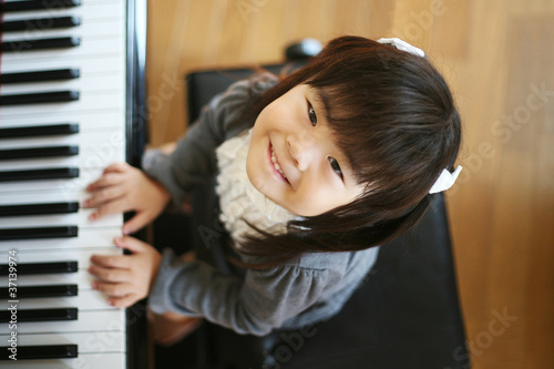 Photo: ピアノを弾く女の子 ピアノを弾く女の子