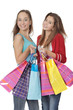 Jeune fille de 14 et 16 ans portant des sacs de courses