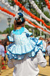 Niña en los hombros de su padre, feria de Sevilla Niña en los hombros de su padre, feria de Sevilla