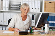 ältere frau am arbeitsplatz