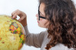 Photo: Jeune-Fille regardant un globe terrestre Jeune-Fille regardant un globe terrestre