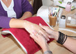 Handmassage mit Creme im Nagelstudio