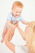 Foto: Baby und Mutter , mutter hebt ihr baby in die luft Baby und Mutter , mutter hebt ihr baby in die luft