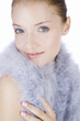 Foto: Portrait of a young woman wearing a feather shrug, close-up Portrait of a young woman wearing a feather shrug, close-up