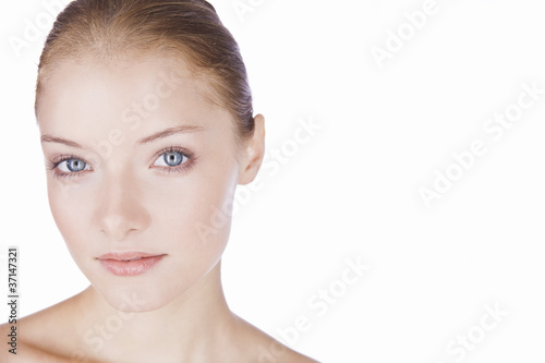 Foto: Portrait of a young woman with blue eyes and blonde hair Portrait of a young woman with blue eyes and blonde hair