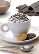 Taza de chocolate caliente y bizcochos.