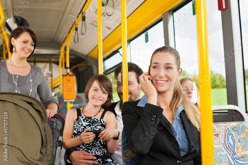 Photo: Fahrgäste in einem Bus Fahrgäste in einem Bus
