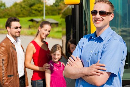 Foto: Fahrgäste steigen in einen Bus ein Fahrgäste steigen in einen Bus ein