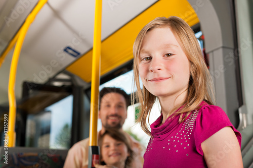 Photo: Kind in einem Bus Kind in einem Bus