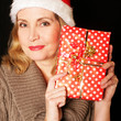 reife Frau zeigt Weihnachtsgeschenk