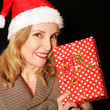 Frau mit Weihnachtsmütze und Geschenk